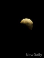 [포토] 개기월식, 지구 그림자 뒤로 사라지는 달