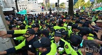 [포토] 아베 참수식 막기 위해 돌진한 경찰