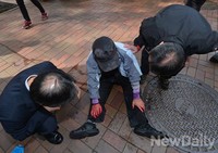 [포토] 아베 참수식에 탈진한 어버이연합 회원