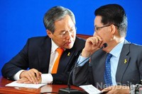 [포토] 대화 나누는 새정치 우윤근-박지원