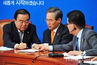 [포토] 대화 나누는 '문희상-우윤근-박지원'