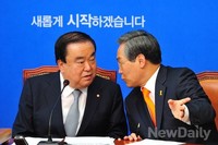 [포토] 대화 나누는 문희상 비대위원장과 우윤근 의원