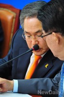 [포토] 대화 나누는 우윤근 원내대표와 박지원 의원