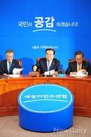 [포토] 의사봉 두드리는 새정치 문희상 비대위장