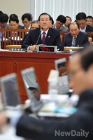 [2014국감] 의원들의 질문에 답변하는 박창명 병무처장