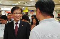 [포토] 대리점주들과 대화 나누는 최양희 미래부장관