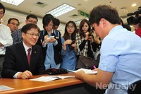 [포토] 최양희 미래부장관, 15분만에 끝난 현장방문 원망만...