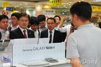 [포토] 휴대폰 구경하는 최양희 미래부장관