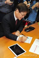 [포토] 정말 휴대폰만 개통하고 떠난 최양희 미래부장관