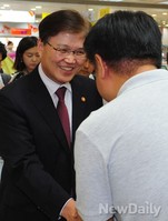 [포토] 휴대폰 대리점주와 대화 나누는 최양희 미래부장관