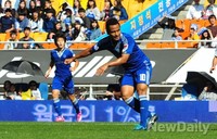 [포토] 회심의 슛 날리는 수원블루윙즈 산토즈