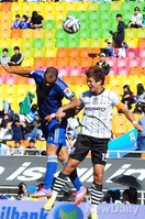 [포토] 공중볼 싸움하는 수원과 전남