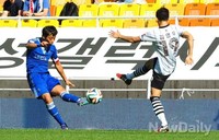 [포토] 크로스 올리는 수원삼성 염기훈