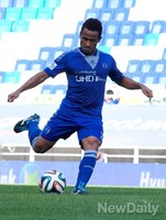 [포토] 슛 날리는 수원삼성 산토스