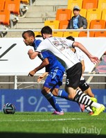 [포토] 전남 수비수 따돌리는 수원삼성 로저