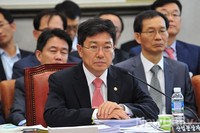 [2014국감] 굳은 얼굴의 윤상직 산업부장관
