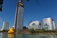 [포토] 제2롯데월드 개장에 맞춘 '러버덕' 프로젝트