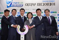 [KOVO] 우승컵 만져보는 여자배구팀 감독