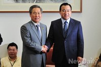 [포토] 악수하는 이완구-우윤근 여야 원내대표