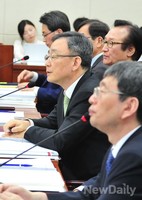 [2014국감] 의원들의 질문에 답하는 최성준 방통위장