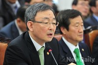 [2014국감] 질의에 답변하는 최성준 방통위원장