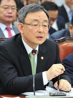 [2014국감] 의원들의 질문에 답변하는 최성준 방통위장