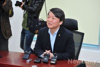 [포토] 기자회견 가지는 안철수 의원