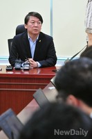 [포토] 기자간담회 가지는 안철수 전 대표