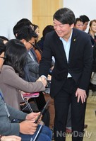 [포토] 기자간담회 위해 들어오는 안철수 전 대표