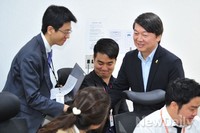 [포토] 기자들과 인사 나누는 안철수 전 대표