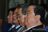 [포토] 의원총회 참석한 문희상 비대위장