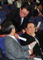 [포토] 대화 나누는 '문희상-우윤근-박지원'