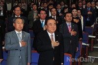 [포토] 국기에 대한 경례하는 새정치민주연합 의원들