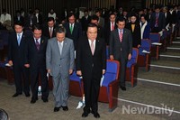 [포토] 묵념하는 새정치민주연합 의원들
