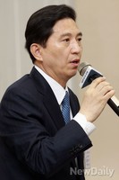 [2014국감] 의원들의 질문에 답변하는 임영록 전 회장