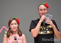 [포토] 딸기우유, 머리에 단 딸기모형은 수세미