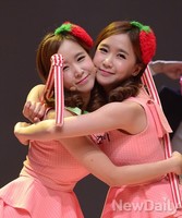 [포토] 크레용팝 쌍둥이자매 '딸기우유'됐다