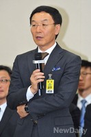 [2014국감] 의원들의 질문에 답하는 이건호 전 행장