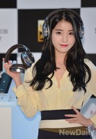 [포토] 헤드폰 쓴 아이유 