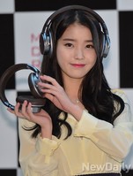 [포토] 헤드폰 쓴 아이유