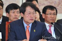 [2014국감] 의사진행발언 듣고 있는 조희연 교육감