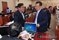 [2014국감] 황우여 장관 출석 놓고 대화하는 여야 간사