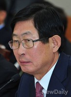 [2014국감] 질의에 답변하는 조환익 한국전력 사장