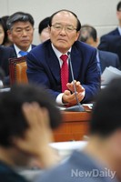 [2014국감] 의원들의 질문 경청하는 김종대 건보 이사장