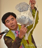 [포토] 대북전단 살포 원리 설명하는 이민복 단장