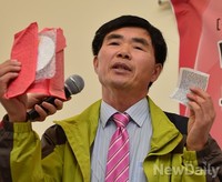 [포토] 디지털-아날로그 대북전단 든 이민복 단장