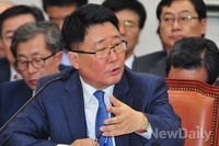 [2014국감] 질의에 답하는 조석 한수원 사장