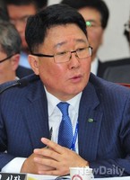 [2014국감] 질문에 답하는 조석 한수원장