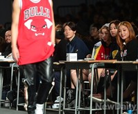 [서울패션위크] 런웨이 구경하는 한그루-소리-하주연