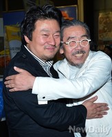 [포토] 다이빙벨 시사회, 껴안은 이외수-이상호